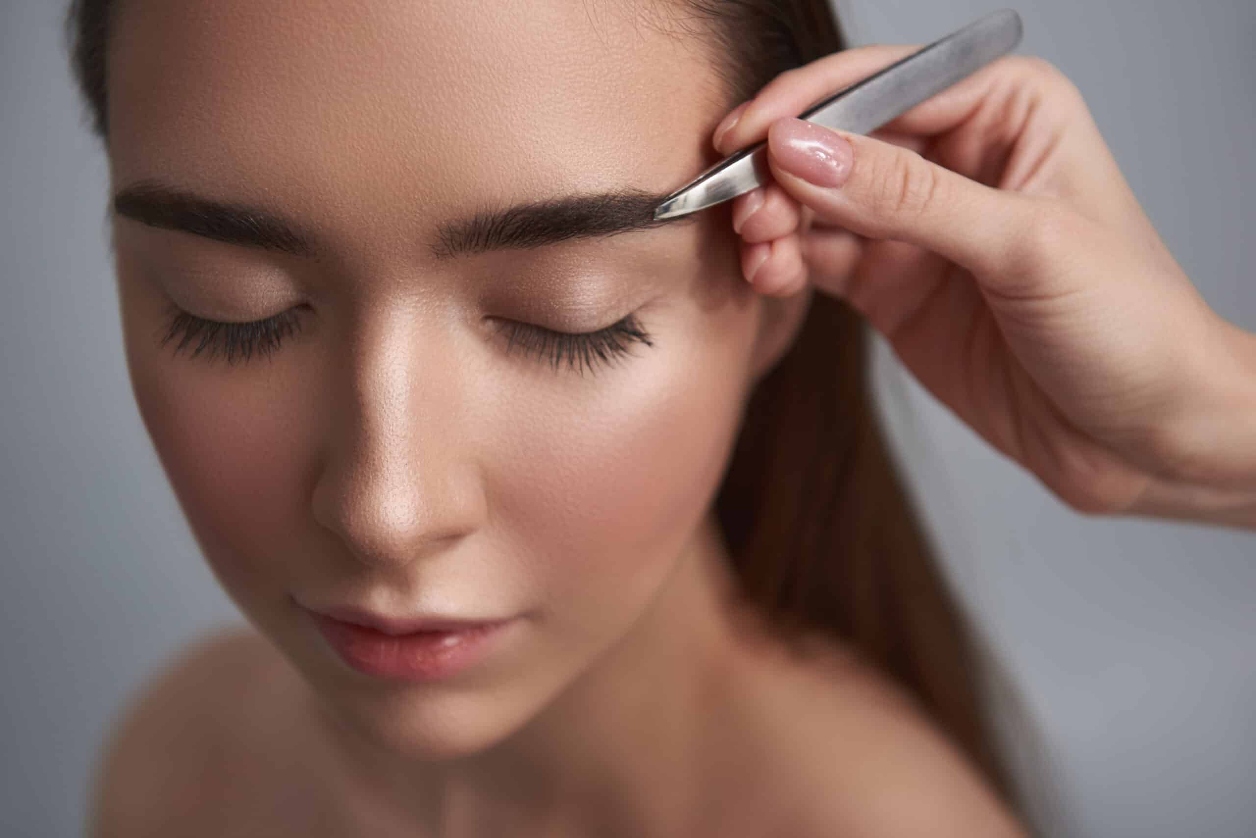 Studerende øver Brow Lamination, Brow Lift, Brow Tint, farvning og Brow Filler BTX på brow stylist uddannelsen
