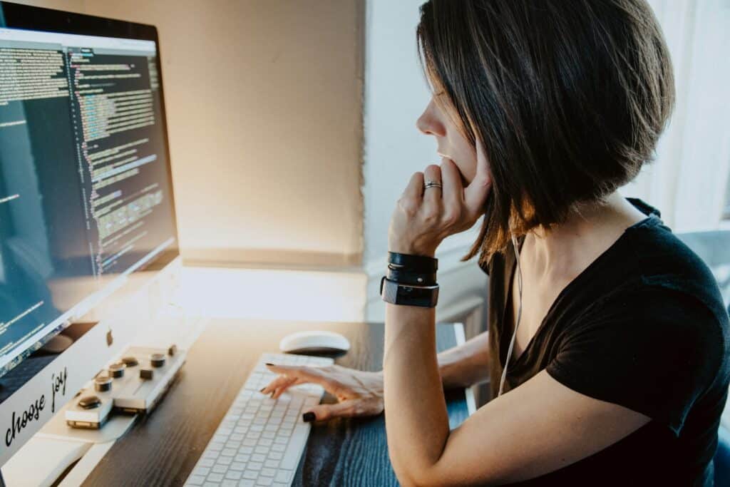 ordblind studerende hos Innowell kigger på sin computer og får sit pensum læst højt